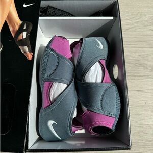 Nike Studio Wrap size small (6.5-7.5) NIB